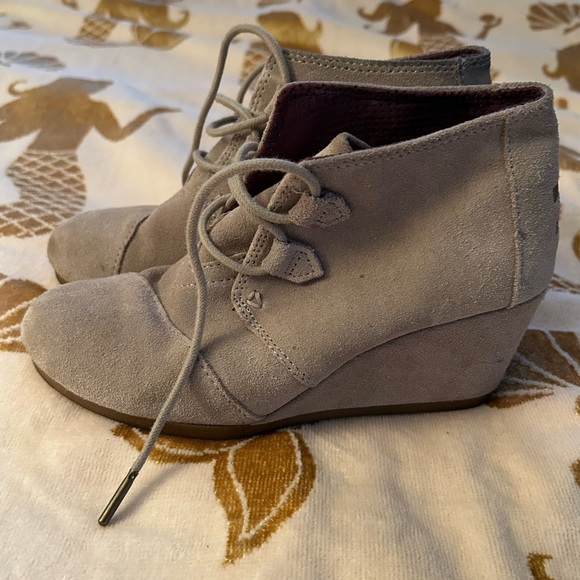 TOMS - Women’s Tan Suede Lace-up Booties - Size 6 - EUC - Picture 4 of 7
